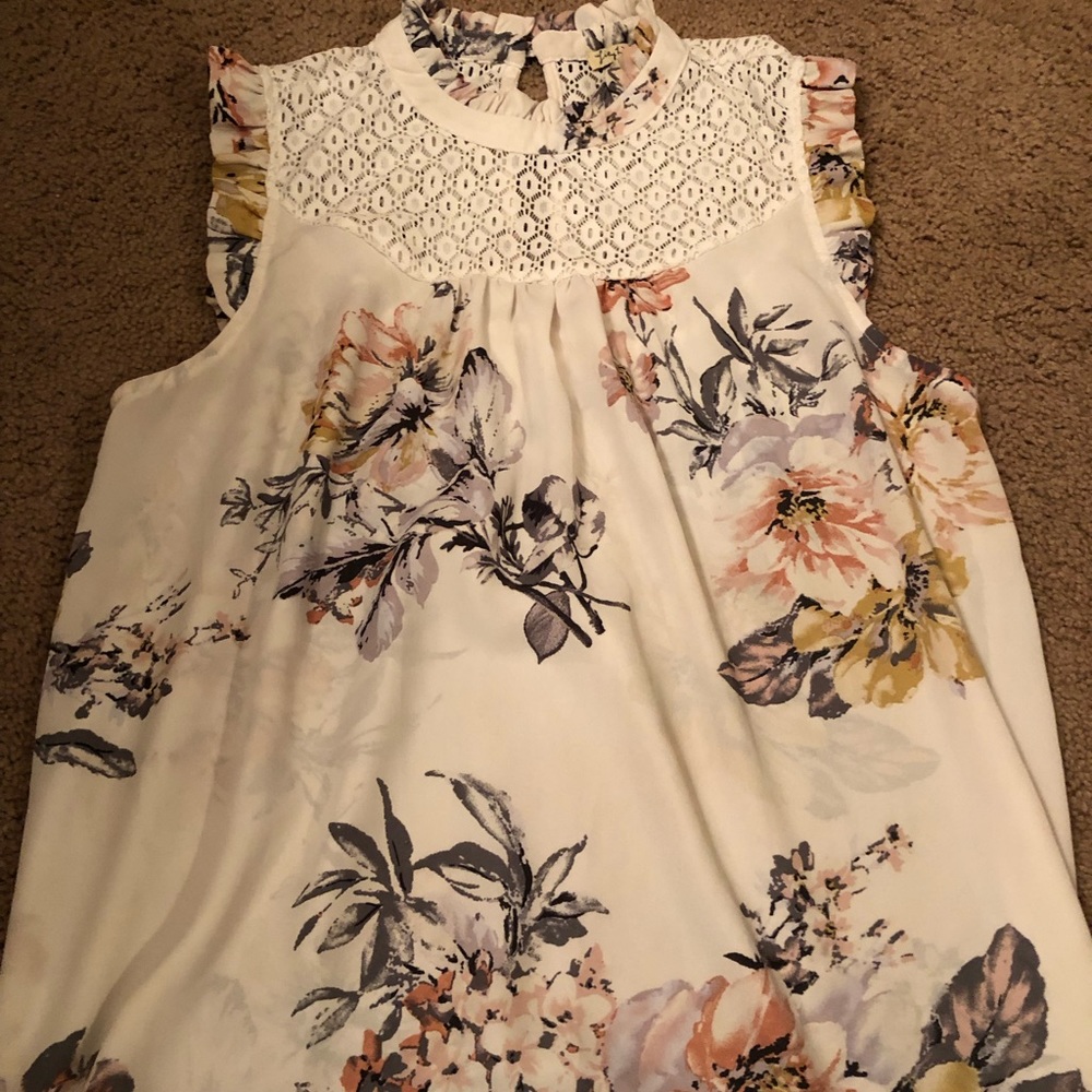 Gorgeous Floral Blouse!🌟